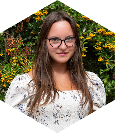 Karolina Dolecka - młodszy specjalista ds. administracji, obsługi klienta i marketingu, koordynator społeczności lektorskiej.